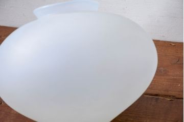 《引っ掛けシーリング式ペンダントライト加工費込み》　和製アンティーク　珍品　オパールガラス　先が細く丸みのあるフォルムがしずくのようにも見える変形オーバル型のペンダントライト(吊り下げ照明、天井照明、シェード、電笠、照明カバー、洋梨型)(R-084178)