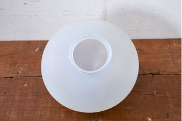 《引っ掛けシーリング式ペンダントライト加工費込み》　和製アンティーク　珍品　オパールガラス　先が細く丸みのあるフォルムがしずくのようにも見える変形オーバル型のペンダントライト(吊り下げ照明、天井照明、シェード、電笠、照明カバー、洋梨型)(R-084178)