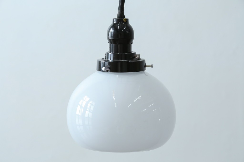 和製アンティーク　ぽってり丸みを帯びた乳白ガラスが可愛らしいペンダントライト　(R-084181)