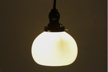 和製アンティーク　ぽってり丸みを帯びた乳白ガラスが可愛らしいペンダントライト　(R-084181)