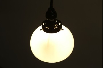 和製アンティーク　ぽってり丸みを帯びた乳白ガラスが可愛らしいペンダントライト　(R-084181)