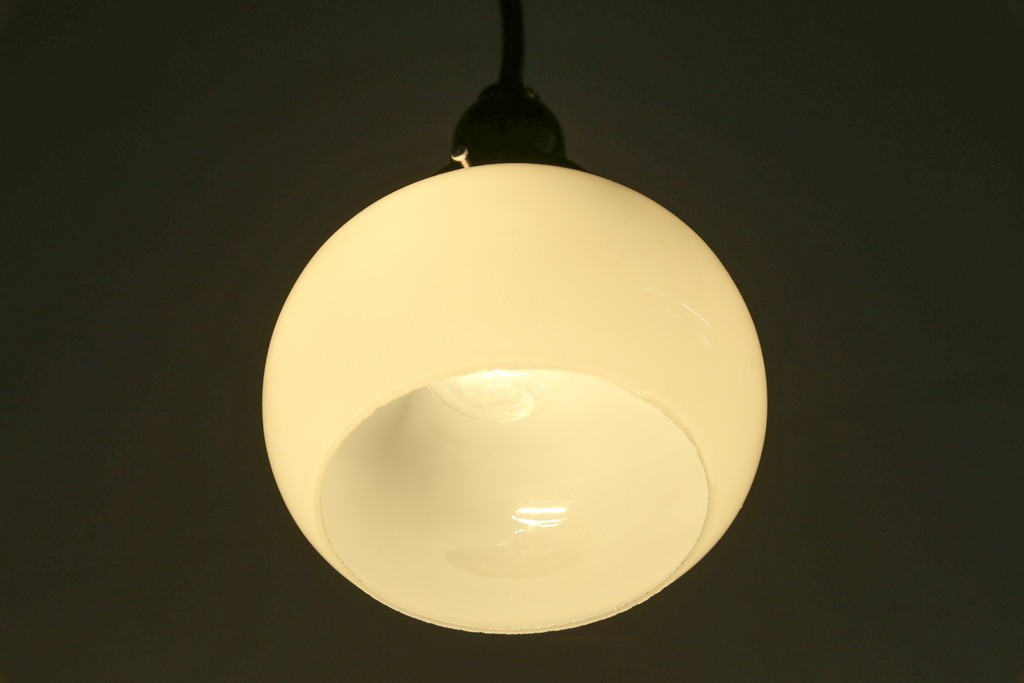 和製アンティーク　ぽってり丸みを帯びた乳白ガラスが可愛らしいペンダントライト　(R-084181)