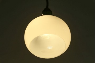 和製アンティーク　ぽってり丸みを帯びた乳白ガラスが可愛らしいペンダントライト　(R-084181)