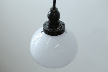 和製アンティーク　ぽってり丸みを帯びた乳白ガラスが可愛らしいペンダントライト　(R-084181)