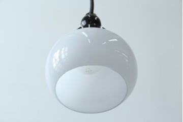 和製アンティーク　ぽってり丸みを帯びた乳白ガラスが可愛らしいペンダントライト　(R-084181)