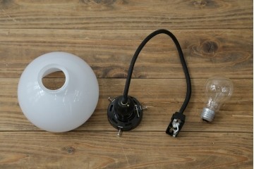 和製アンティーク　ぽってり丸みを帯びた乳白ガラスが可愛らしいペンダントライト　(R-084181)