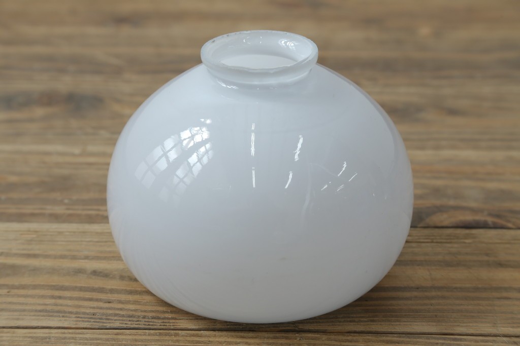 和製アンティーク　ぽってり丸みを帯びた乳白ガラスが可愛らしいペンダントライト　(R-084181)