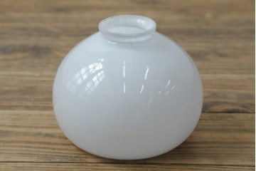 和製アンティーク　ぽってり丸みを帯びた乳白ガラスが可愛らしいペンダントライト　(R-084181)