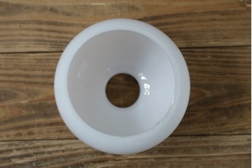 和製アンティーク　ぽってり丸みを帯びた乳白ガラスが可愛らしいペンダントライト　(R-084181)