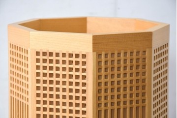 中古　美品　林木工芸　木のあかりシリーズ　いちまつ　市松模様の優しい灯りがくつろぎの空間を演出するフロアスタンド　定価約13万円相当　(R-084183)