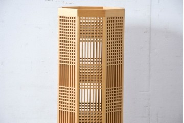 中古　美品　林木工芸　木のあかりシリーズ　いちまつ　市松模様の優しい灯りがくつろぎの空間を演出するフロアスタンド　定価約13万円相当　(R-084183)