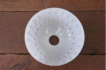 《引っ掛けシーリング式ペンダントライト加工費込み》　和製アンティーク　被せガラス　繊細なデザインが気品溢れる電笠　(R-084187)