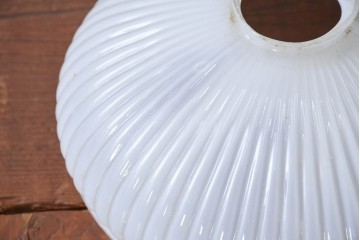 《引っ掛けシーリング式ペンダントライト加工費込み》　和製アンティーク　大正ロマン　クラゲのような丸いフォルムが可愛らしいミルクガラスのぺンダントライト　(R-084189)