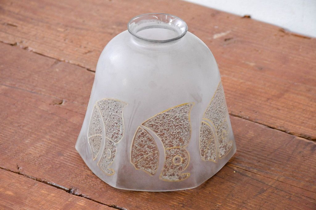 《引っ掛けシーリング式ペンダントライト加工費込み》アンティーク照明　希少!!　乳白ガラスに蝶文様が浮かぶ照明用ガラスシェード　(R-084190)