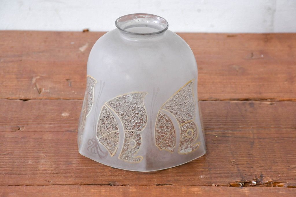 《引っ掛けシーリング式ペンダントライト加工費込み》アンティーク照明　希少!!　乳白ガラスに蝶文様が浮かぶ照明用ガラスシェード　(R-084190)