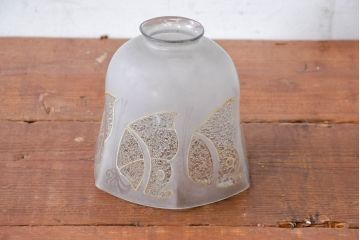 《引っ掛けシーリング式ペンダントライト加工費込み》アンティーク照明　希少!!　乳白ガラスに蝶文様が浮かぶ照明用ガラスシェード　(R-084190)