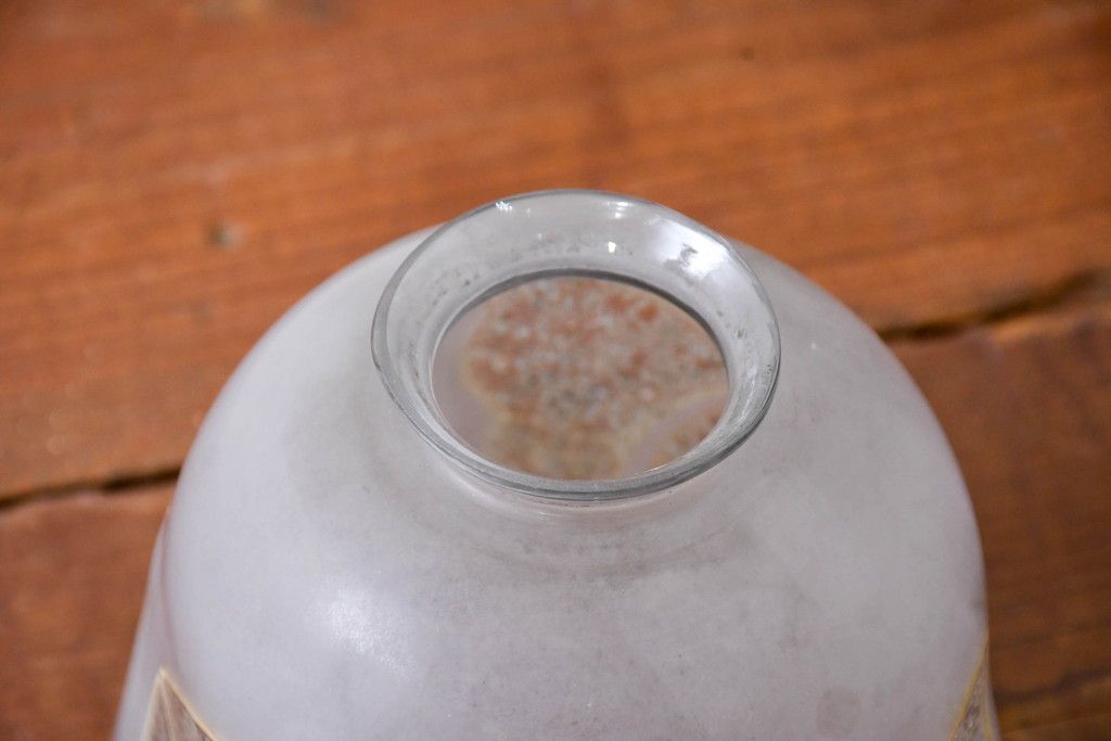 《引っ掛けシーリング式ペンダントライト加工費込み》アンティーク照明　希少!!　乳白ガラスに蝶文様が浮かぶ照明用ガラスシェード　(R-084190)