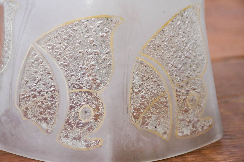 《引っ掛けシーリング式ペンダントライト加工費込み》アンティーク照明　希少!!　乳白ガラスに蝶文様が浮かぶ照明用ガラスシェード　(R-084190)