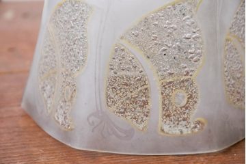 《引っ掛けシーリング式ペンダントライト加工費込み》アンティーク照明　希少!!　乳白ガラスに蝶文様が浮かぶ照明用ガラスシェード　(R-084190)