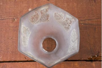 《引っ掛けシーリング式ペンダントライト加工費込み》アンティーク照明　希少!!　乳白ガラスに蝶文様が浮かぶ照明用ガラスシェード　(R-084190)