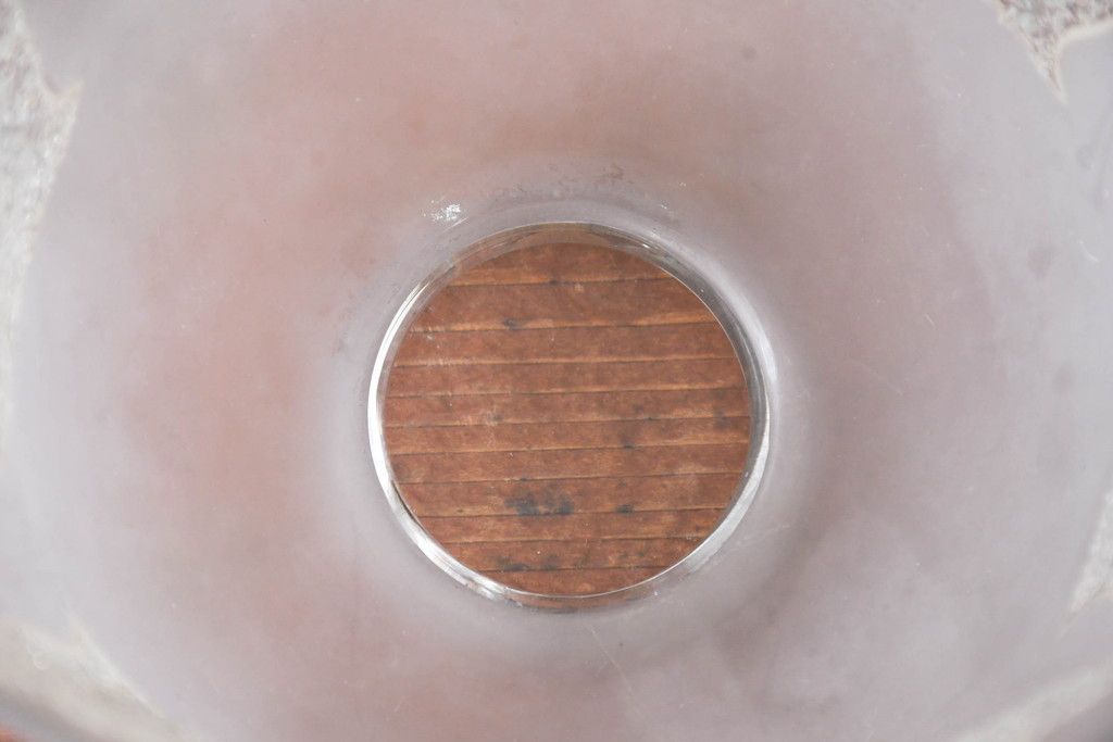 《引っ掛けシーリング式ペンダントライト加工費込み》アンティーク照明　希少!!　乳白ガラスに蝶文様が浮かぶ照明用ガラスシェード　(R-084190)