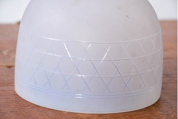 《引っ掛けシーリング式ペンダントライト加工費込み》　和製アンティーク　レトロな雰囲気が魅力のオパールガラスのエッチング入り天井照明　(R-084192)