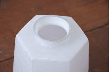 《引っ掛けシーリング式ペンダントライト加工費込み》　和製アンティーク　六角フォルムが美しいミルクガラスのぺンダントライト　(R-084194)