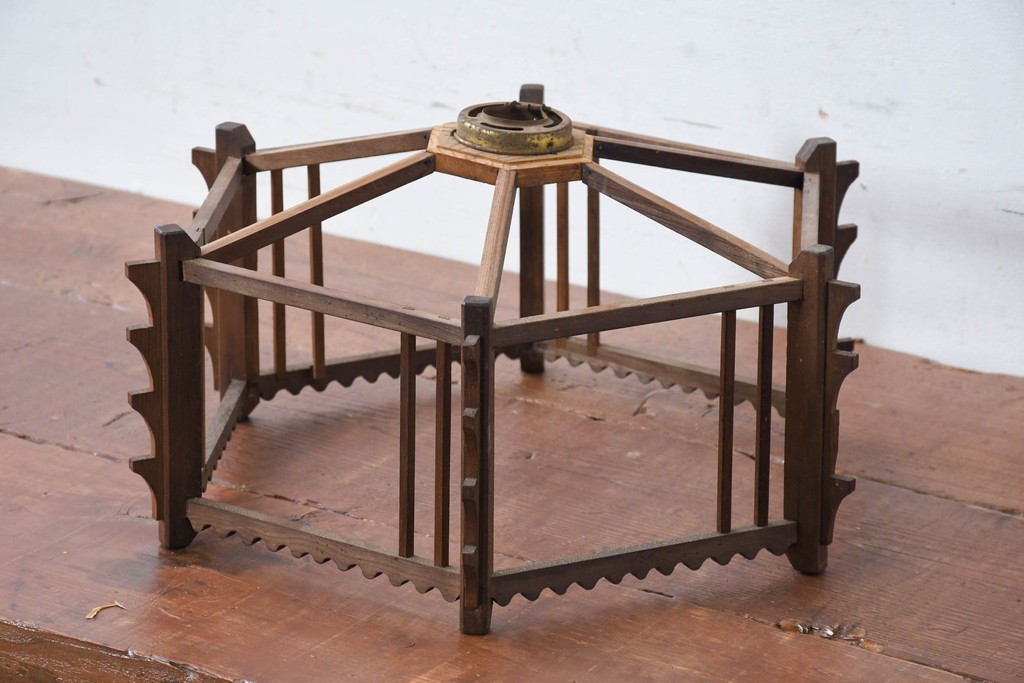 《引っ掛けシーリング式ペンダントライト加工費込み》　和製ヴィンテージ 　幾何学的な骨組みと波形意匠が印象的な凝った作りの木製照明　(R-084202)