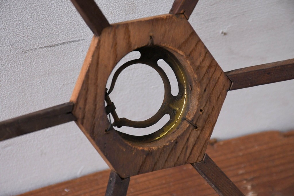 《引っ掛けシーリング式ペンダントライト加工費込み》　和製ヴィンテージ 　幾何学的な骨組みと波形意匠が印象的な凝った作りの木製照明　(R-084202)