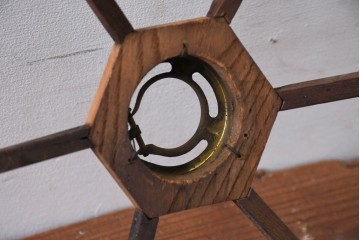 《引っ掛けシーリング式ペンダントライト加工費込み》　和製ヴィンテージ 　幾何学的な骨組みと波形意匠が印象的な凝った作りの木製照明　(R-084202)