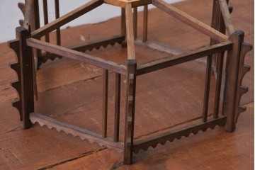 《引っ掛けシーリング式ペンダントライト加工費込み》　和製ヴィンテージ 　幾何学的な骨組みと波形意匠が印象的な凝った作りの木製照明　(R-084202)