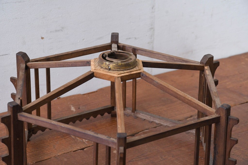 《引っ掛けシーリング式ペンダントライト加工費込み》　和製ヴィンテージ 　幾何学的な骨組みと波形意匠が印象的な凝った作りの木製照明　(R-084202)