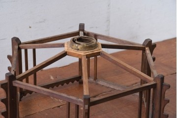 《引っ掛けシーリング式ペンダントライト加工費込み》　和製ヴィンテージ 　幾何学的な骨組みと波形意匠が印象的な凝った作りの木製照明　(R-084202)