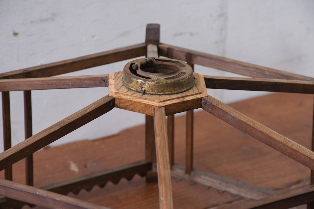 《引っ掛けシーリング式ペンダントライト加工費込み》　和製ヴィンテージ 　幾何学的な骨組みと波形意匠が印象的な凝った作りの木製照明　(R-084202)