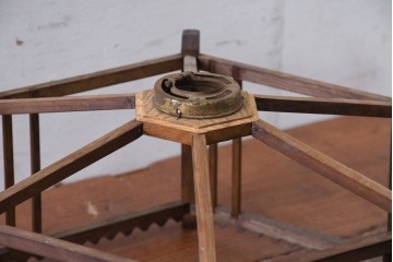 《引っ掛けシーリング式ペンダントライト加工費込み》　和製ヴィンテージ 　幾何学的な骨組みと波形意匠が印象的な凝った作りの木製照明　(R-084202)