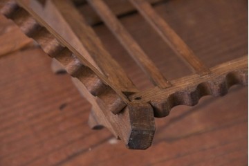 《引っ掛けシーリング式ペンダントライト加工費込み》　和製ヴィンテージ 　幾何学的な骨組みと波形意匠が印象的な凝った作りの木製照明　(R-084202)