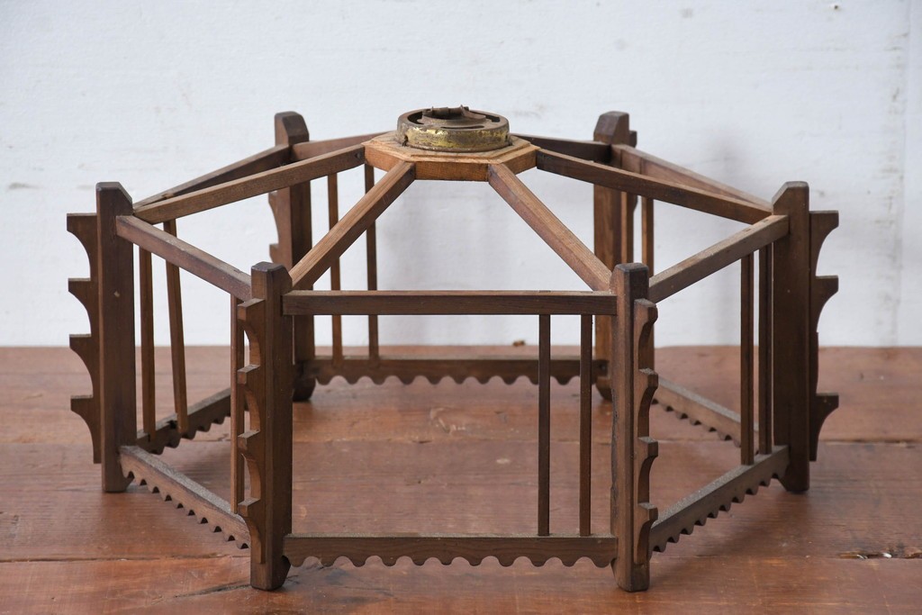 《引っ掛けシーリング式ペンダントライト加工費込み》　和製ヴィンテージ 　幾何学的な骨組みと波形意匠が印象的な凝った作りの木製照明　(R-084202)