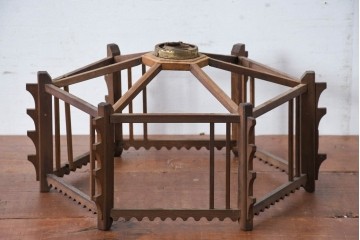 《引っ掛けシーリング式ペンダントライト加工費込み》　和製ヴィンテージ 　幾何学的な骨組みと波形意匠が印象的な凝った作りの木製照明　(R-084202)