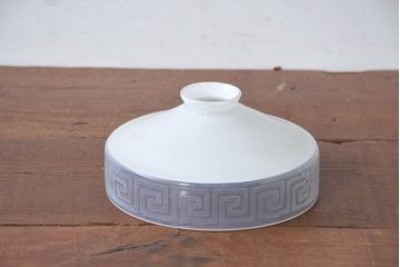 《引っ掛けシーリング式ペンダントライト加工費込み》　和製アンティーク　オパールガラスの上品な艶めきと雷模様の美しい装飾が魅力的な天井照明　(R-084204)