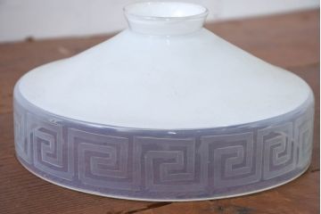 《引っ掛けシーリング式ペンダントライト加工費込み》　和製アンティーク　オパールガラスの上品な艶めきと雷模様の美しい装飾が魅力的な天井照明　(R-084204)