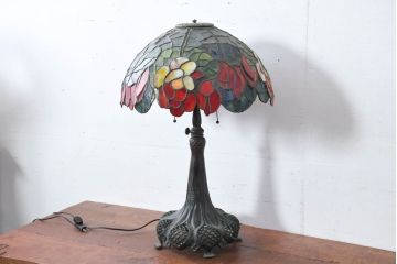 中古　ティファニースタイル　ステンドグラス　3灯　重厚な銅のフレームと色彩豊かな花模様が美しいテーブルスタンド(ブロンズフレーム、ティファニーランプ、スタンドライト、テーブルランプ、テーブルライト、卓上照明)(R-084207)