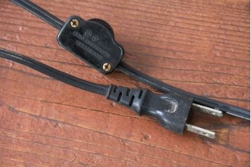 中古　ティファニースタイル　ステンドグラス　3灯　重厚な銅のフレームと色彩豊かな花模様が美しいテーブルスタンド(ブロンズフレーム、ティファニーランプ、スタンドライト、テーブルランプ、テーブルライト、卓上照明)(R-084207)