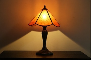 中古　レトロな色づかいが可愛らしいクラシックスタイルのテーブルスタンド　(R-084212)