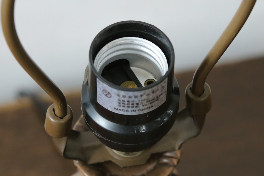 中古　レトロな色づかいが可愛らしいクラシックスタイルのテーブルスタンド　(R-084212)