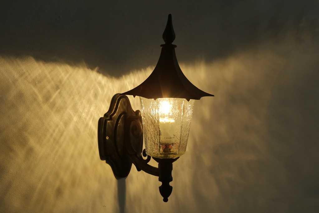 和製ビンテージ　気品漂うデザインが魅力的なアンティーク調のウォールランプ　(R-084214)