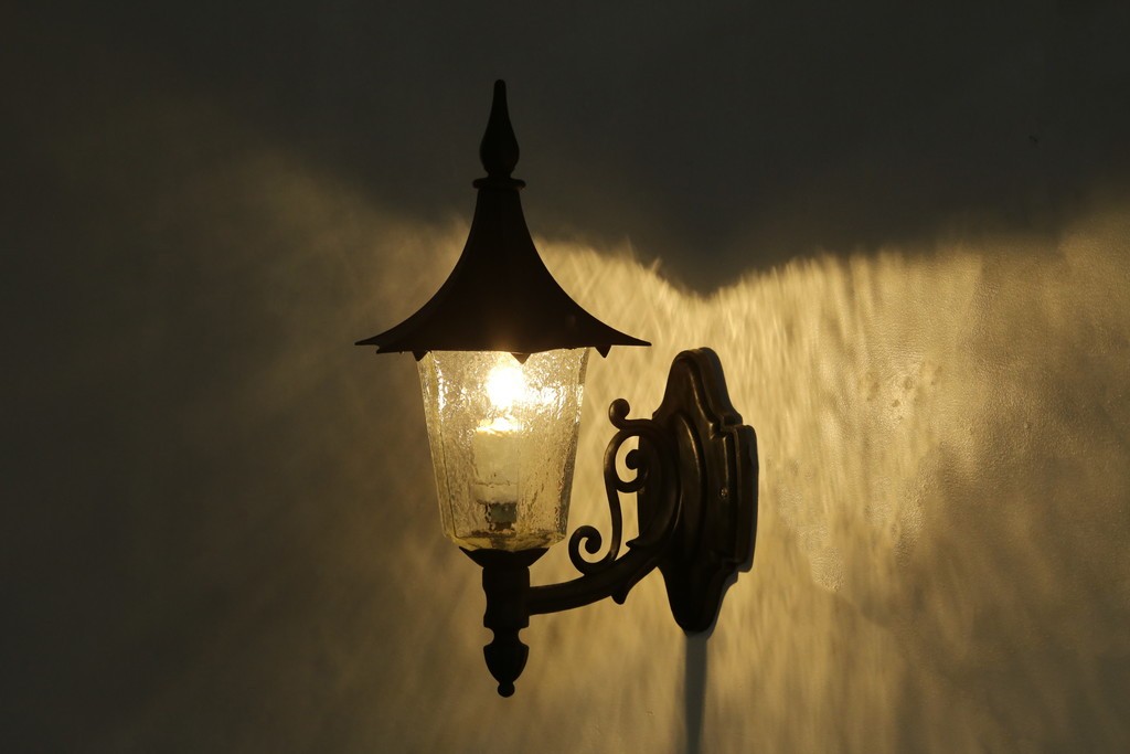 和製ビンテージ　気品漂うデザインが魅力的なアンティーク調のウォールランプ　(R-084214)