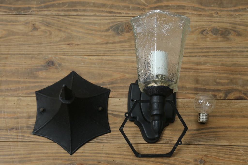 和製ビンテージ　気品漂うデザインが魅力的なアンティーク調のウォールランプ　(R-084214)