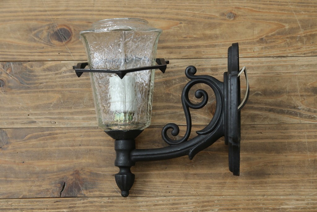 和製ビンテージ　気品漂うデザインが魅力的なアンティーク調のウォールランプ　(R-084214)