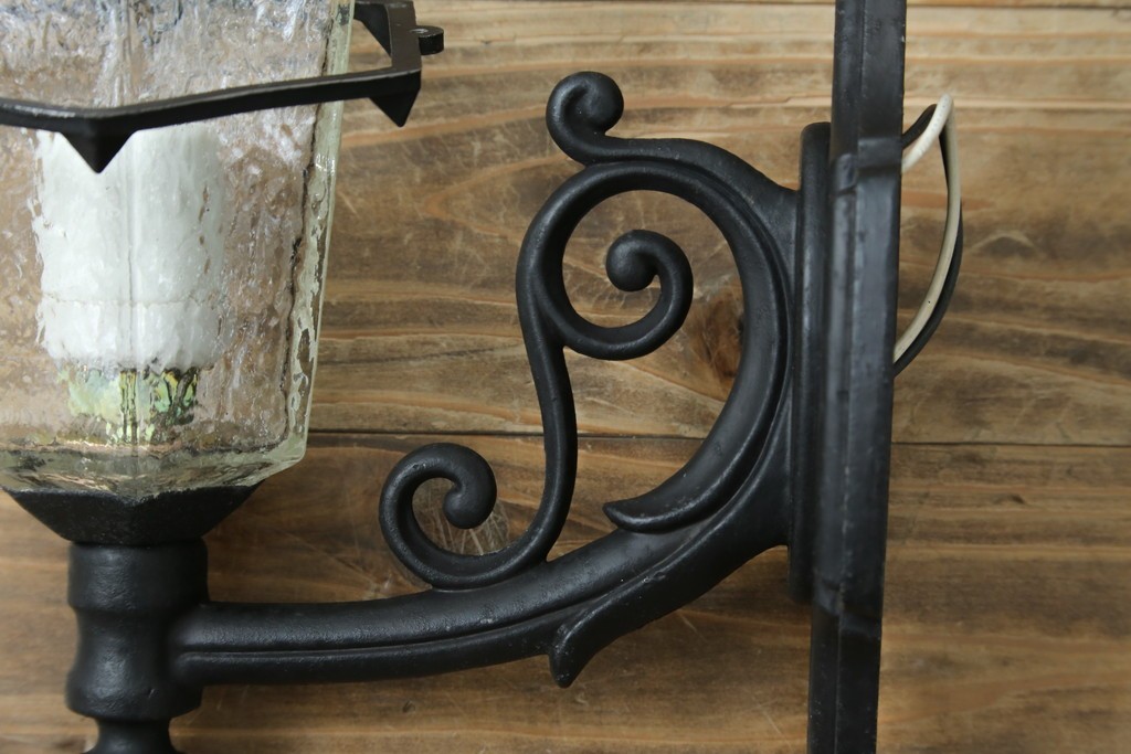 和製ビンテージ　気品漂うデザインが魅力的なアンティーク調のウォールランプ　(R-084214)