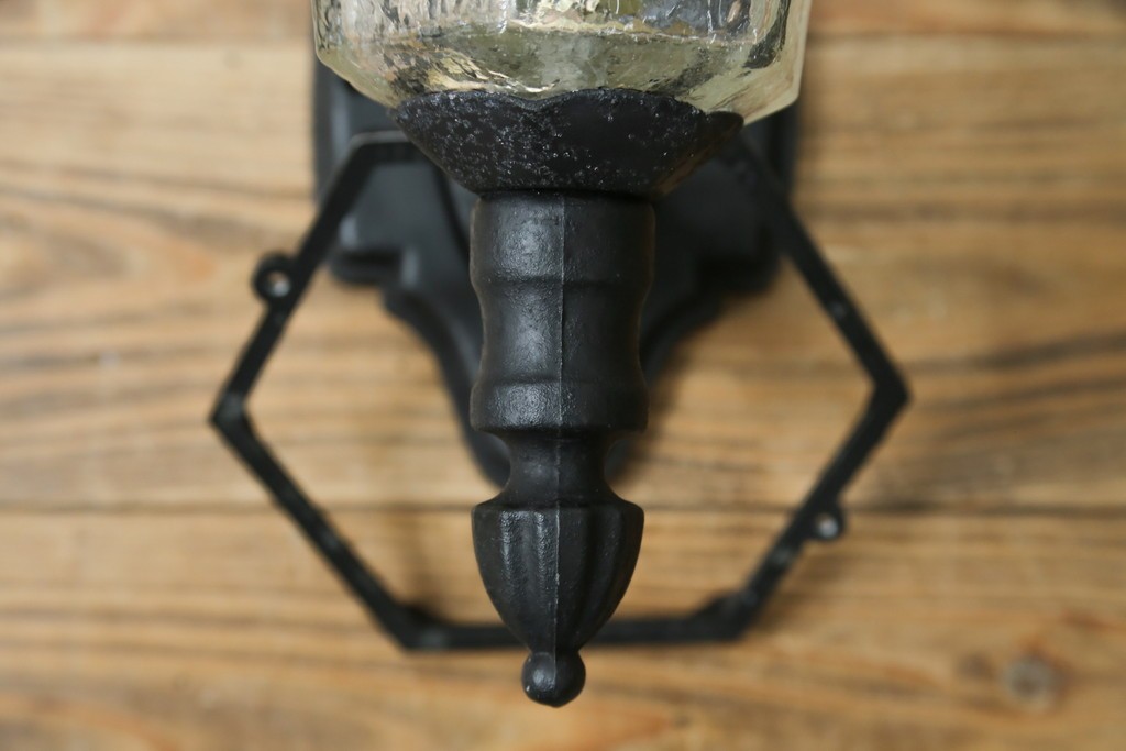 和製ビンテージ　気品漂うデザインが魅力的なアンティーク調のウォールランプ　(R-084214)